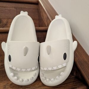 Unisex Shark Slippers Non-Slip Shark Slides, gray Men's 10/10.5 Women's 11.5/12